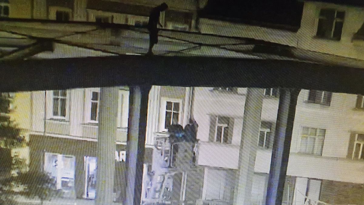 Muž chtěl skočit z mostu v Děčíně, vyjednavače k němu vytáhli na plošině